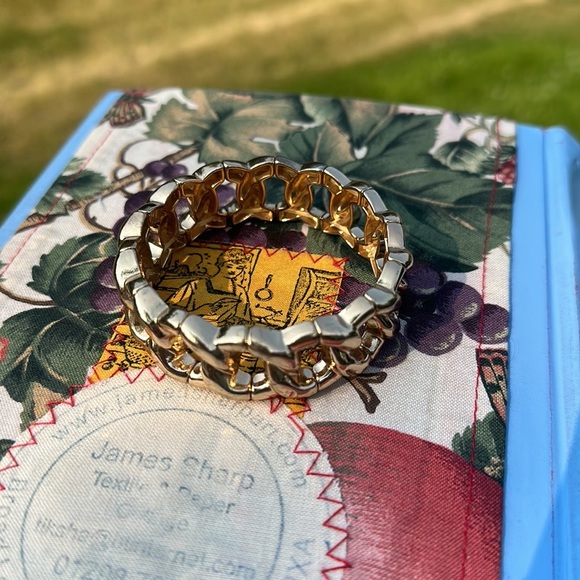 EXPRESS JEWELRY GOLD BRACELET - Picture 2 of 2